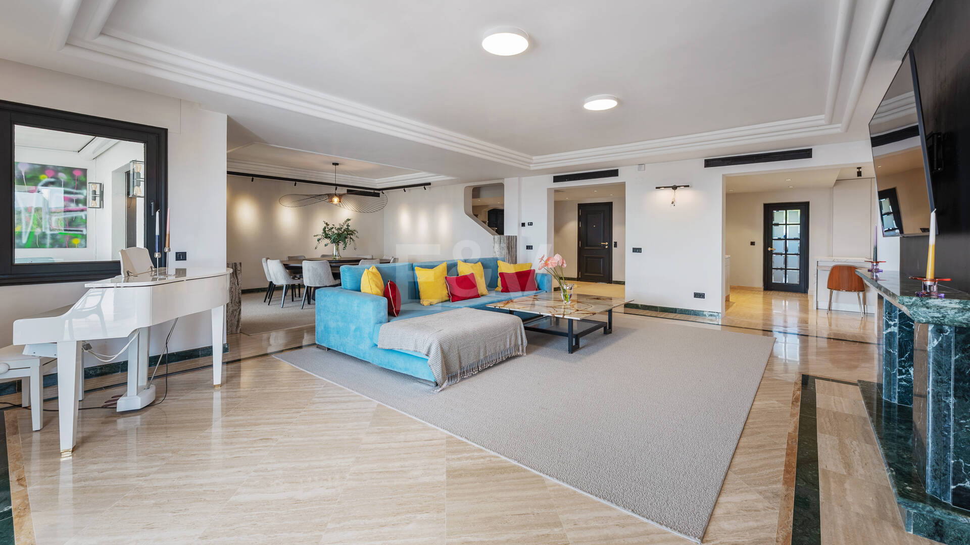 Una residencia elevada con vistas panorámicas al mar en la comunidad cerrada de Sierra Blanca, máxima privacidad en Marbella