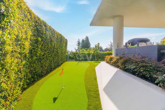 Luxuriöse Villa mit Dachterrassen-Oase über dem Golf Valley