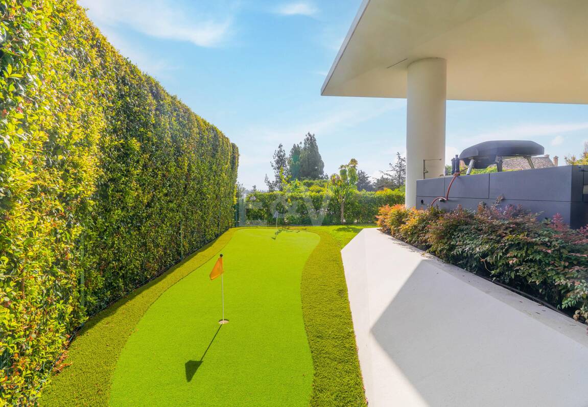 Luxuriöse Villa mit Dachterrassen-Oase über dem Golf Valley