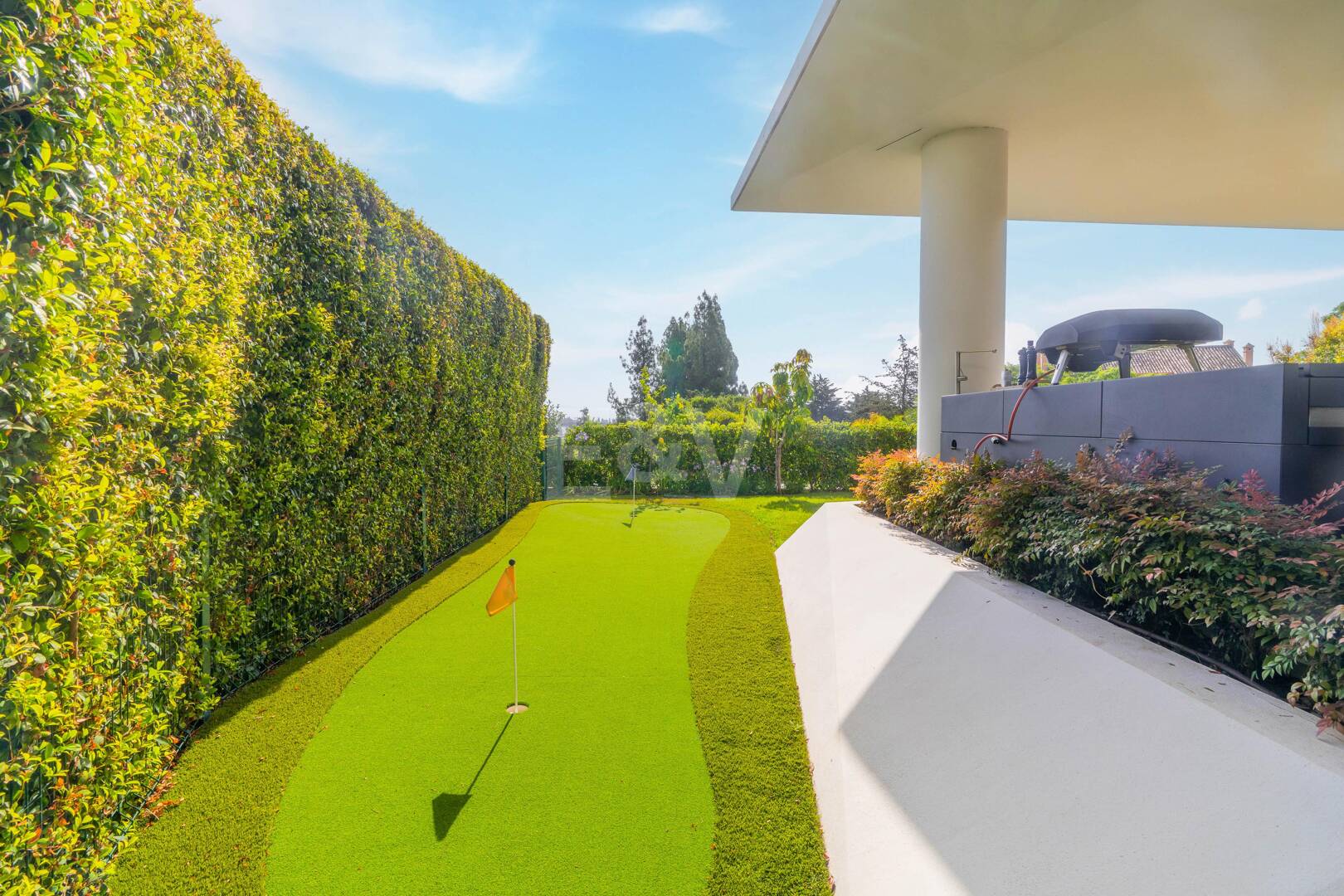 Luxuriöse Villa mit Dachterrassen-Oase über dem Golf Valley