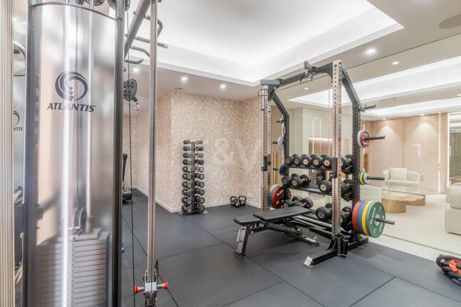 Luxuriöse Villa mit Dachterrassen-Oase über dem Golf Valley