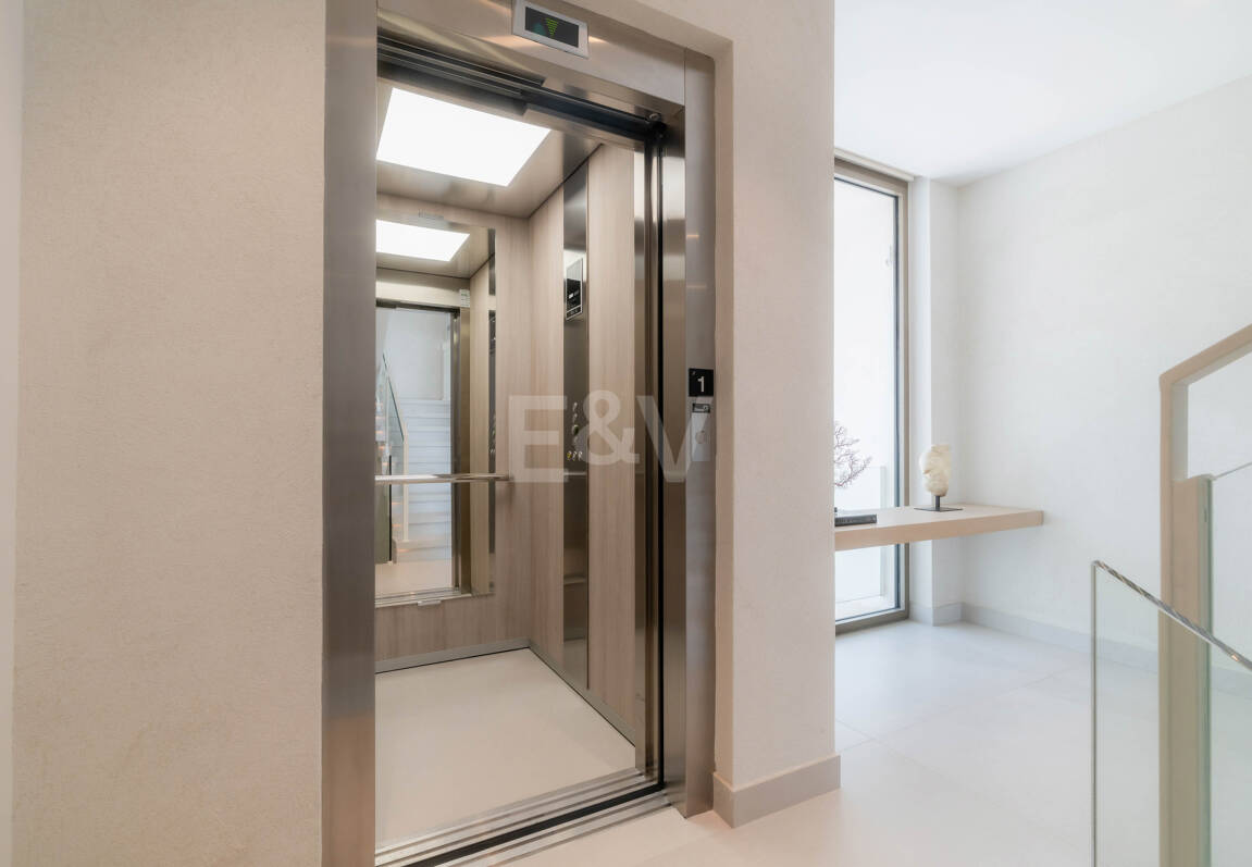 Luxuriöse Villa mit Dachterrassen-Oase über dem Golf Valley