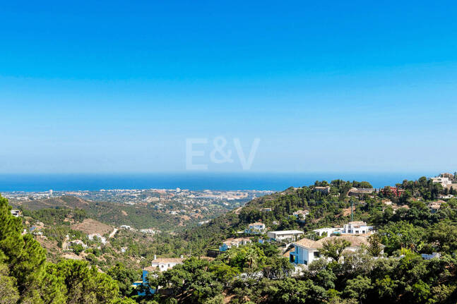 Luxuriöse Villa mit Dachterrassen-Oase über dem Golf Valley