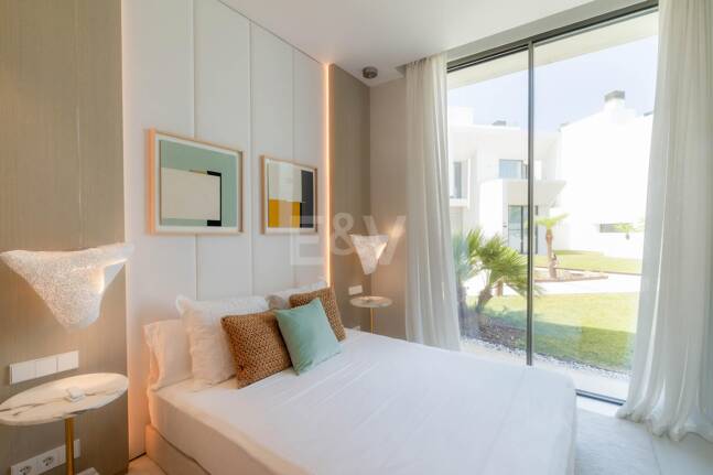 Luxuriöse Villa mit Dachterrassen-Oase über dem Golf Valley