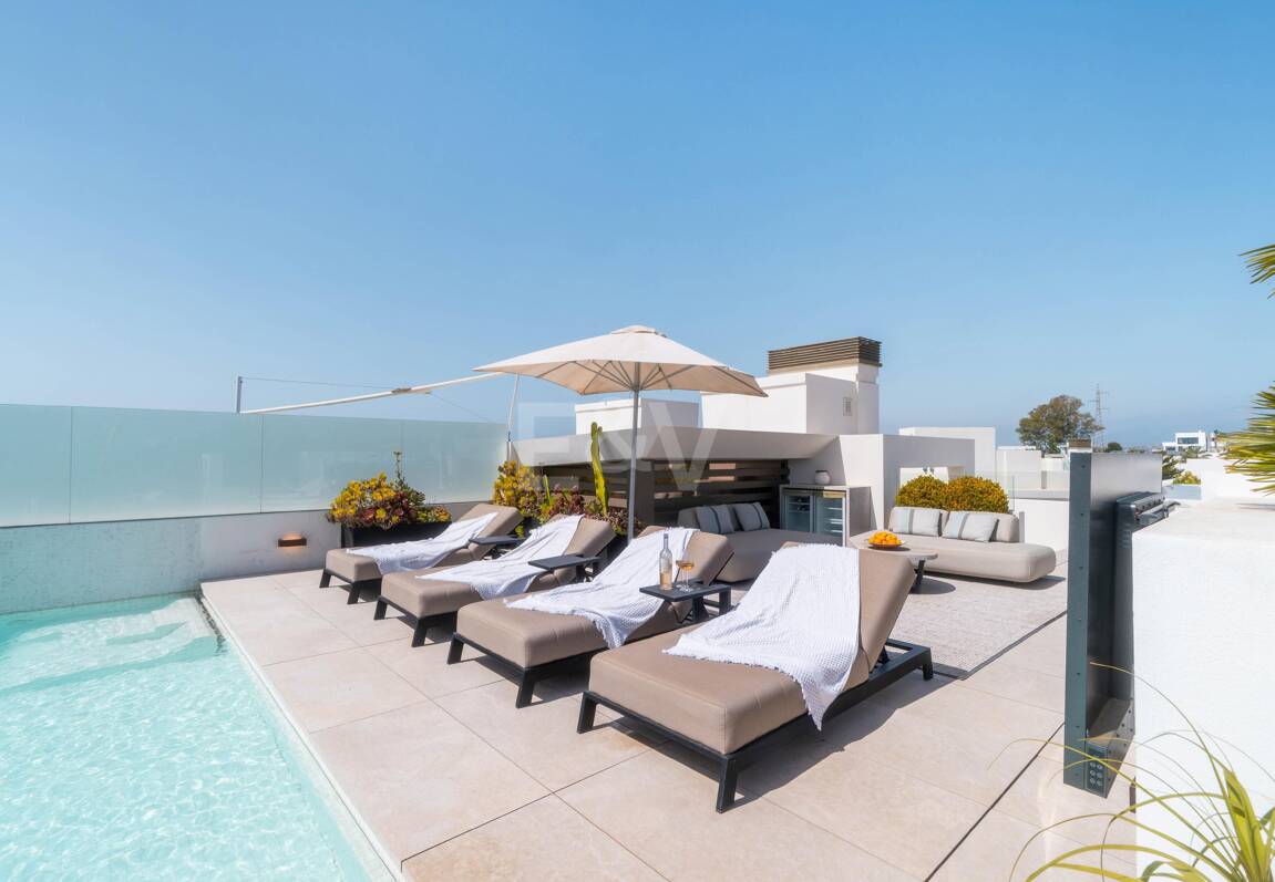 Luxuriöse Villa mit Dachterrassen-Oase über dem Golf Valley