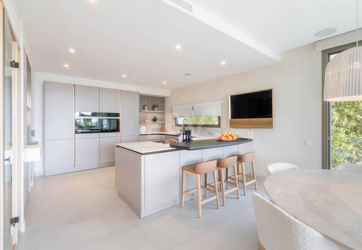 Luxuriöse Villa mit Dachterrassen-Oase über dem Golf Valley