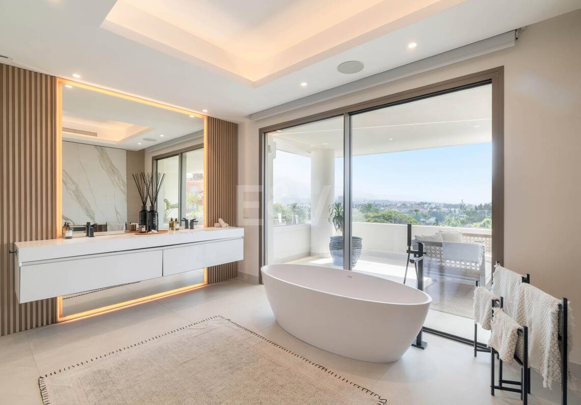 Lujosa villa con oasis en la azotea sobre el Golf Valley, Las Brisas