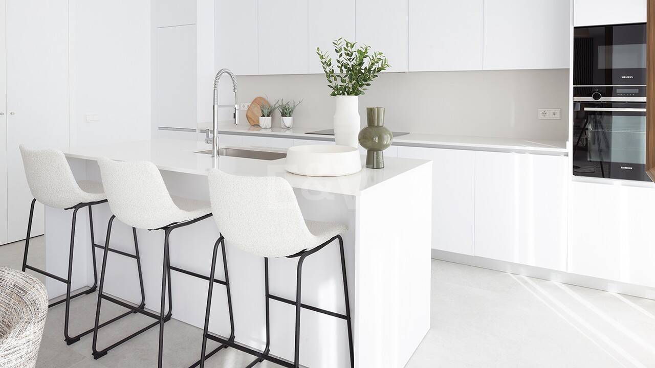 Exclusivo apartamento en planta baja con jardín privado, piscina y planta adicional – Santa Clara, Marbella