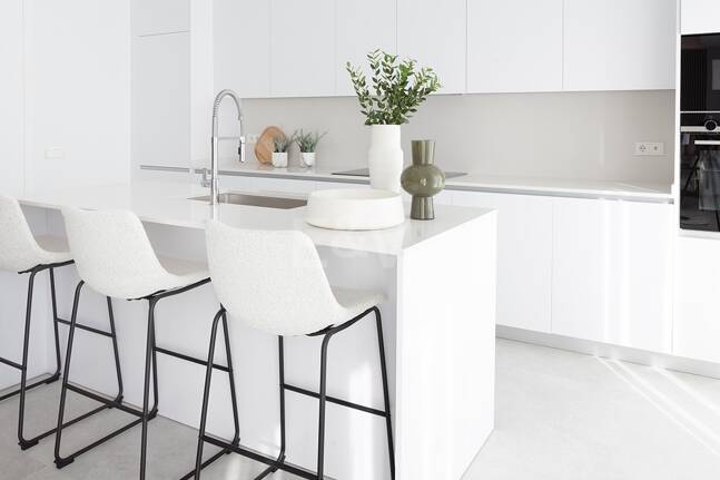 Exclusivo apartamento en planta baja con jardín privado, piscina y planta adicional – Santa Clara, Marbella