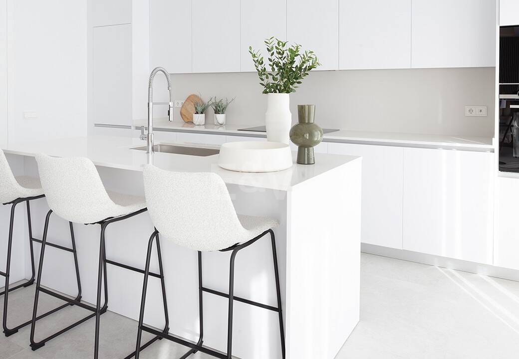 Exclusivo apartamento en planta baja con jardín privado, piscina y planta adicional – Santa Clara, Marbella