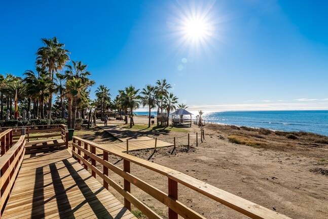 Exclusivo apartamento en planta baja con jardín privado, piscina y planta adicional – Santa Clara, Marbella