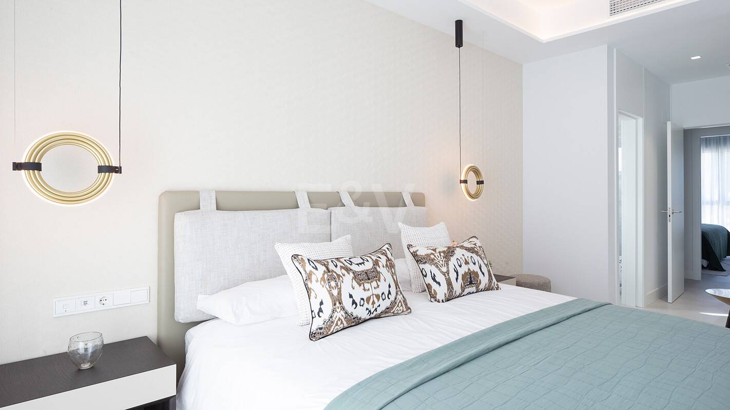 Exclusivo apartamento en planta baja con jardín privado, piscina y planta adicional – Santa Clara, Marbella