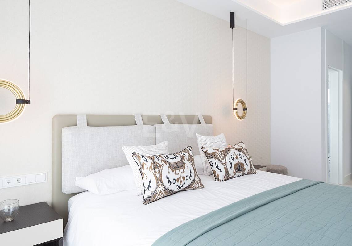Nouveau penthouse avec piscine privée en front de ligne golf complexe
