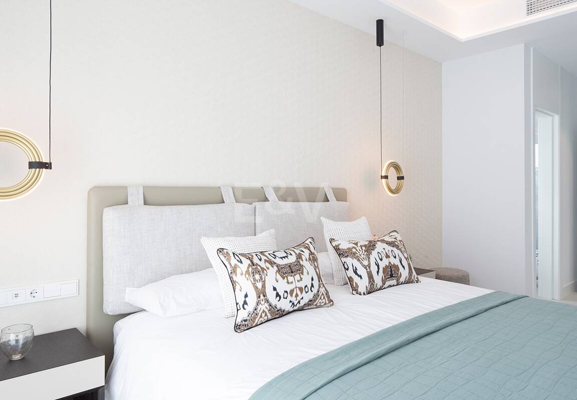 Exclusivo apartamento en planta baja con jardín privado, piscina y planta adicional – Santa Clara, Marbella