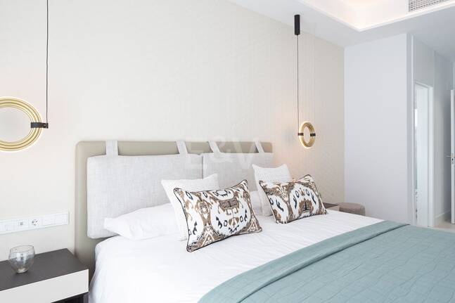 Exclusivo apartamento en planta baja con jardín privado, piscina y planta adicional – Santa Clara, Marbella