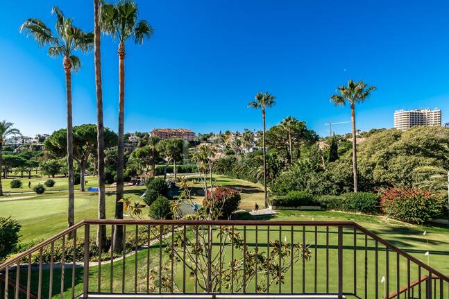 Exclusivo apartamento en planta baja con jardín privado, piscina y planta adicional – Santa Clara, Marbella