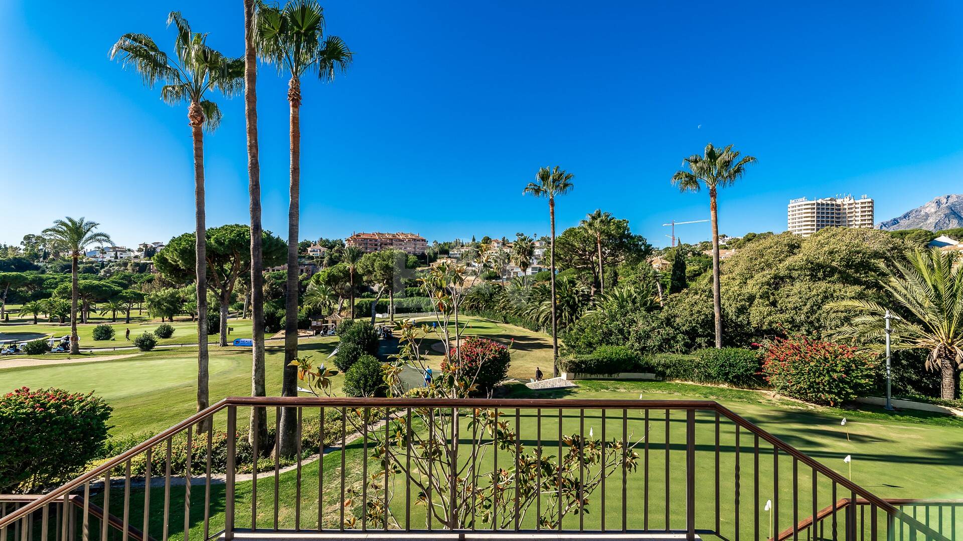 Wyjątkowy apartament na parterze z prywatnym ogrodem, basenem i dodatkowym poziomem – Santa Clara, Marbella