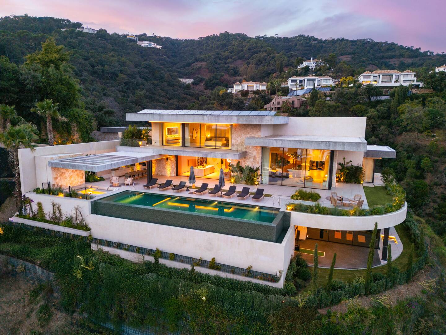 Elegancia estilo moderno con vistas panorámicas al mar