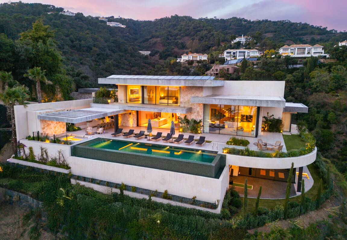 Elegancia estilo moderno con vistas panorámicas al mar