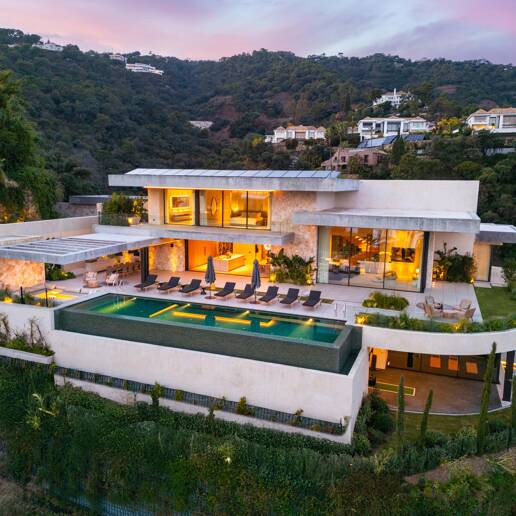 Elegancia estilo moderno con vistas panorámicas al mar