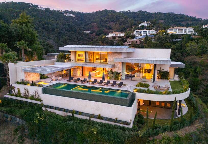 Elegancia estilo moderno con vistas panorámicas al mar