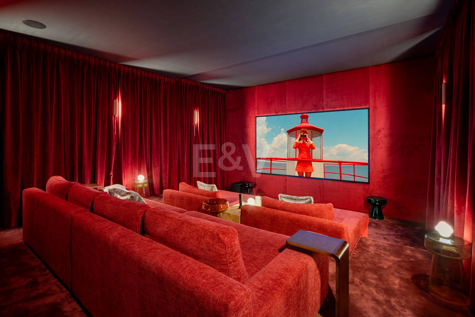 Elegancia estilo moderno con vistas panorámicas al mar