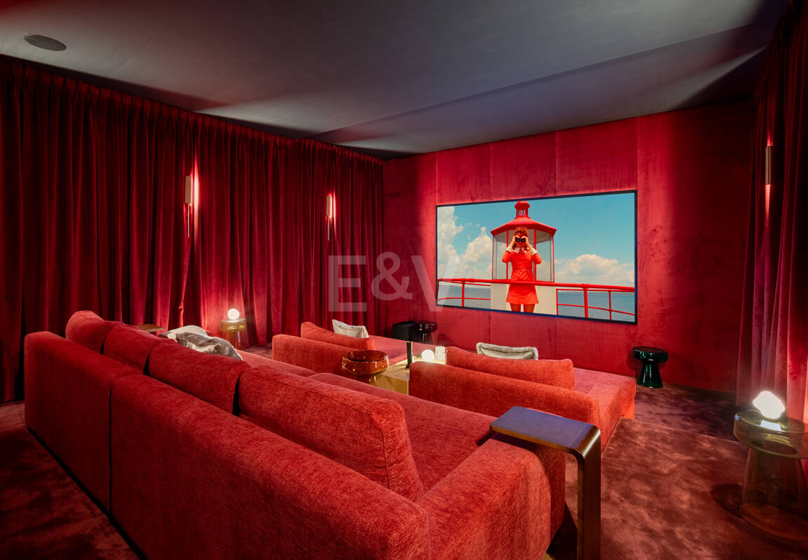 Elegancia estilo moderno con vistas panorámicas al mar