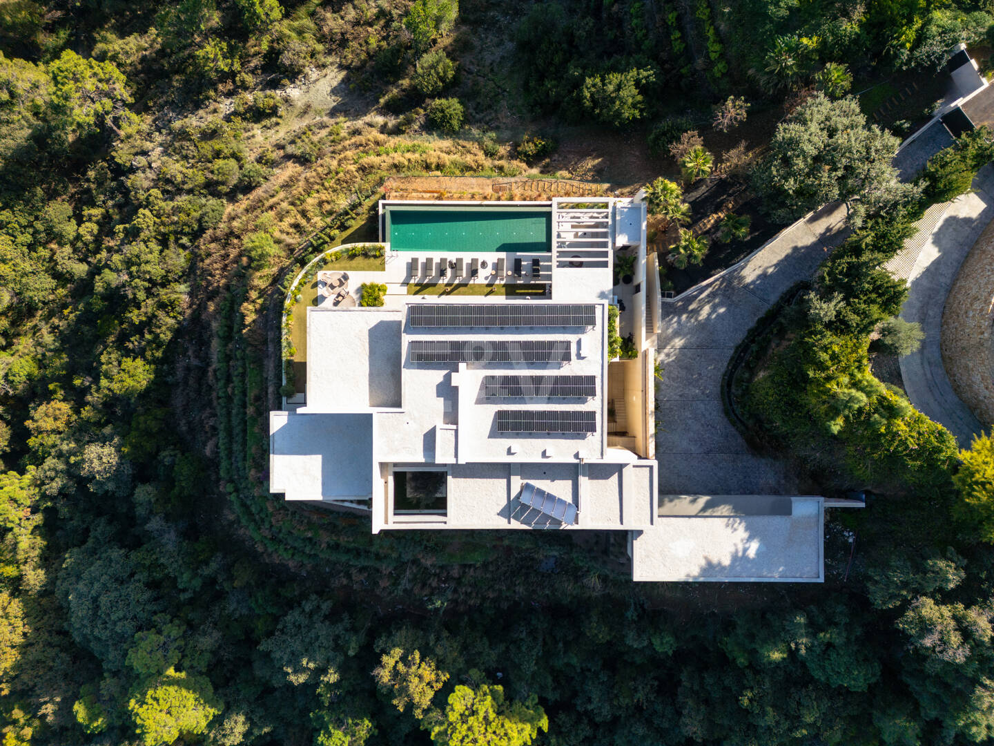Elegancia estilo moderno con vistas panorámicas al mar
