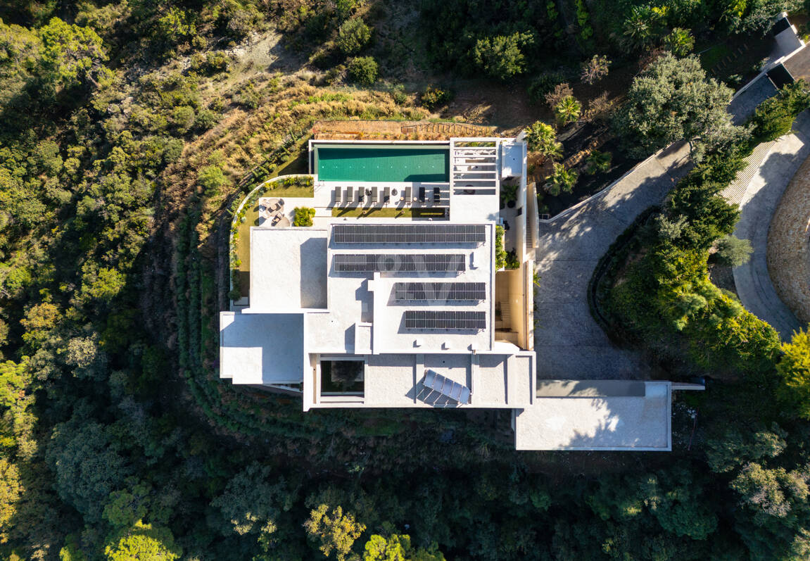 Elegancia estilo moderno con vistas panorámicas al mar