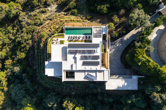 Elegancia estilo moderno con vistas panorámicas al mar