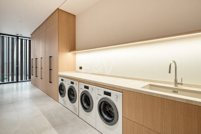 Elegancia estilo moderno con vistas panorámicas al mar