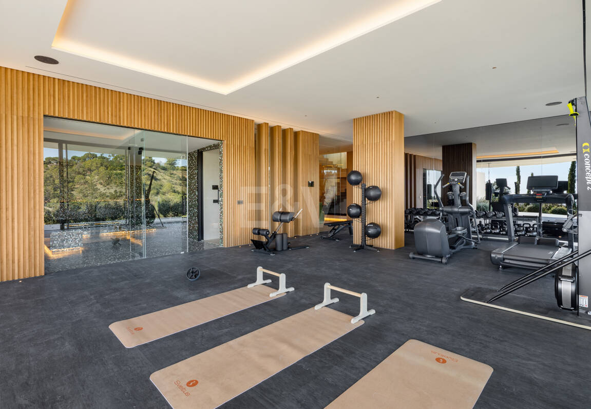 Elegancia estilo moderno con vistas panorámicas al mar