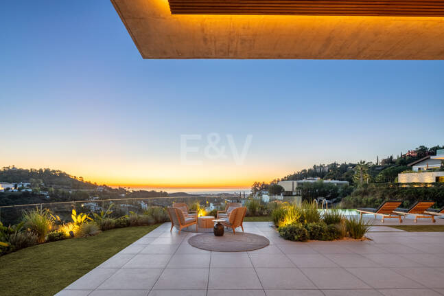 Elegancia estilo moderno con vistas panorámicas al mar