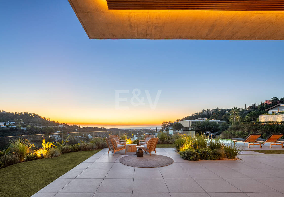 Elegancia estilo moderno con vistas panorámicas al mar