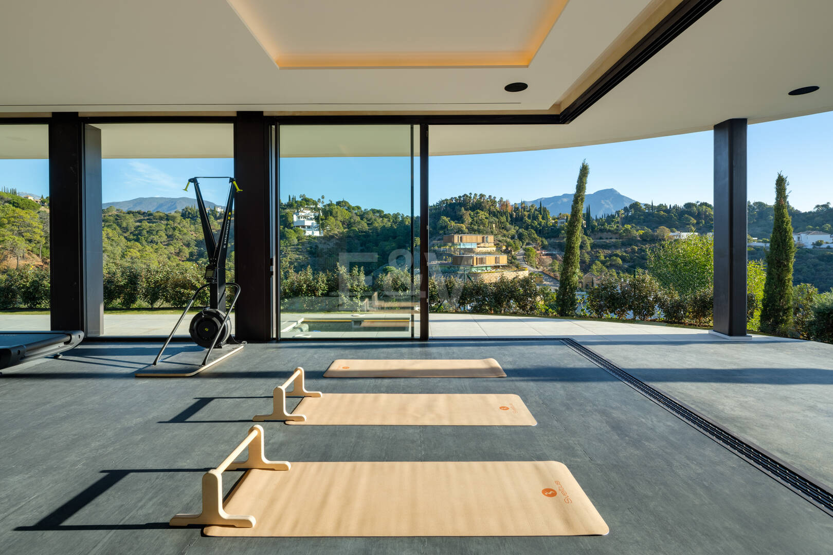 Elegancia estilo moderno con vistas panorámicas al mar