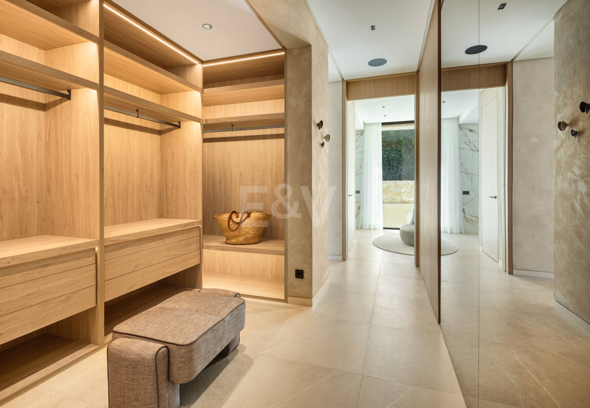 Elegancia estilo moderno con vistas panorámicas al mar