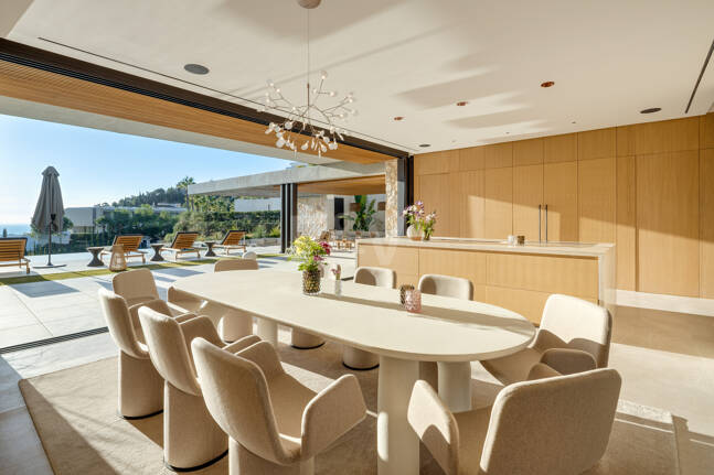 Elegancia estilo moderno con vistas panorámicas al mar