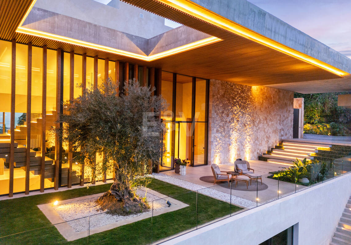 Elevated Modern Elegance with Panoramic Sea Views in El Madroñal