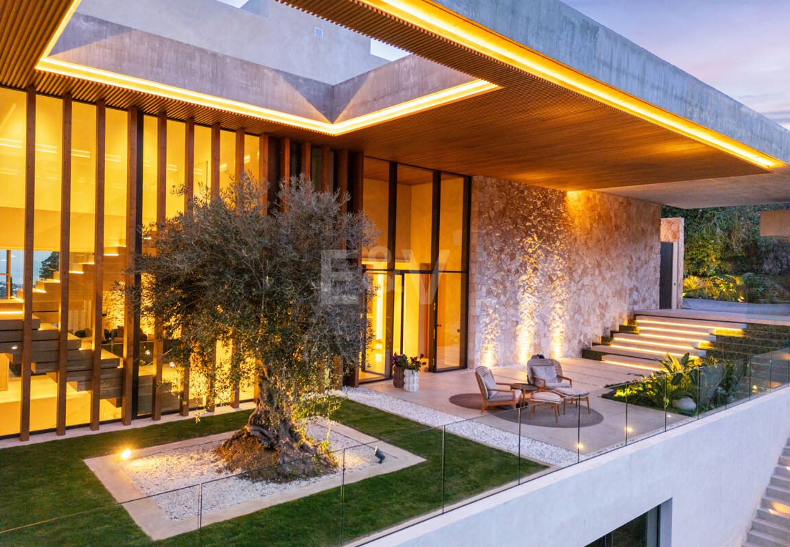 Elegancia estilo moderno con vistas panorámicas al mar