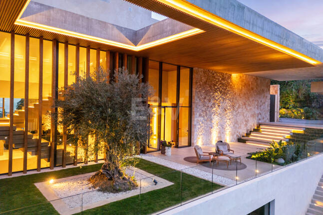 Elegancia estilo moderno con vistas panorámicas al mar