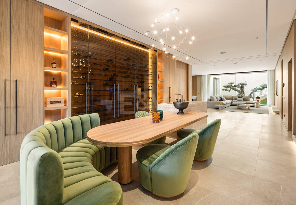 Elegancia estilo moderno con vistas panorámicas al mar