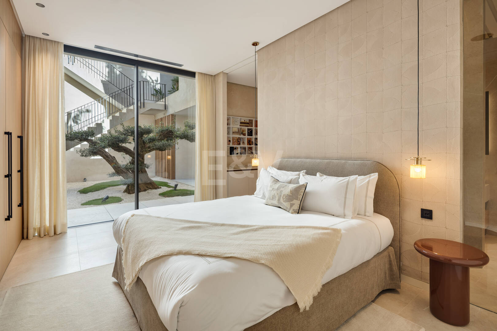 Elegancia estilo moderno con vistas panorámicas al mar