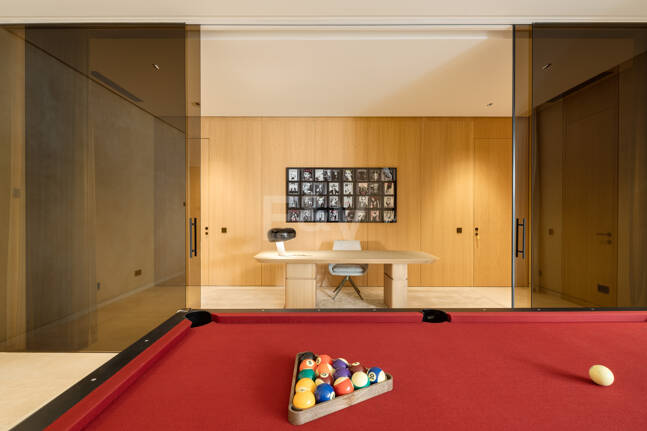 Elegancia estilo moderno con vistas panorámicas al mar