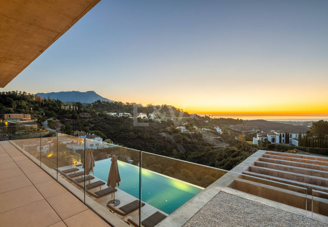 Elegancia estilo moderno con vistas panorámicas al mar