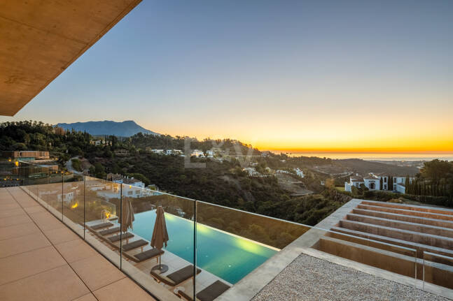 Elegancia estilo moderno con vistas panorámicas al mar