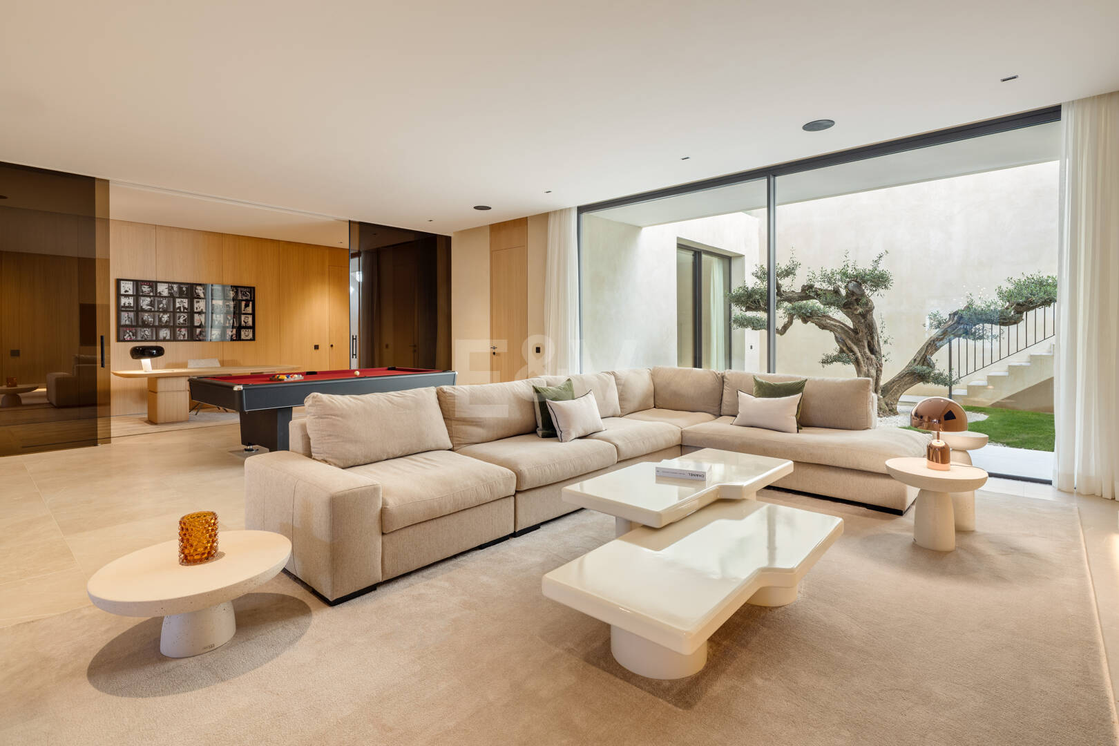 Elegancia estilo moderno con vistas panorámicas al mar