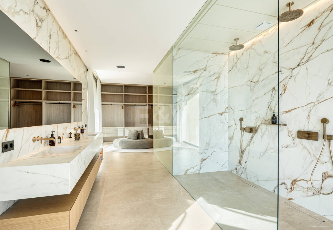 Elegancia estilo moderno con vistas panorámicas al mar