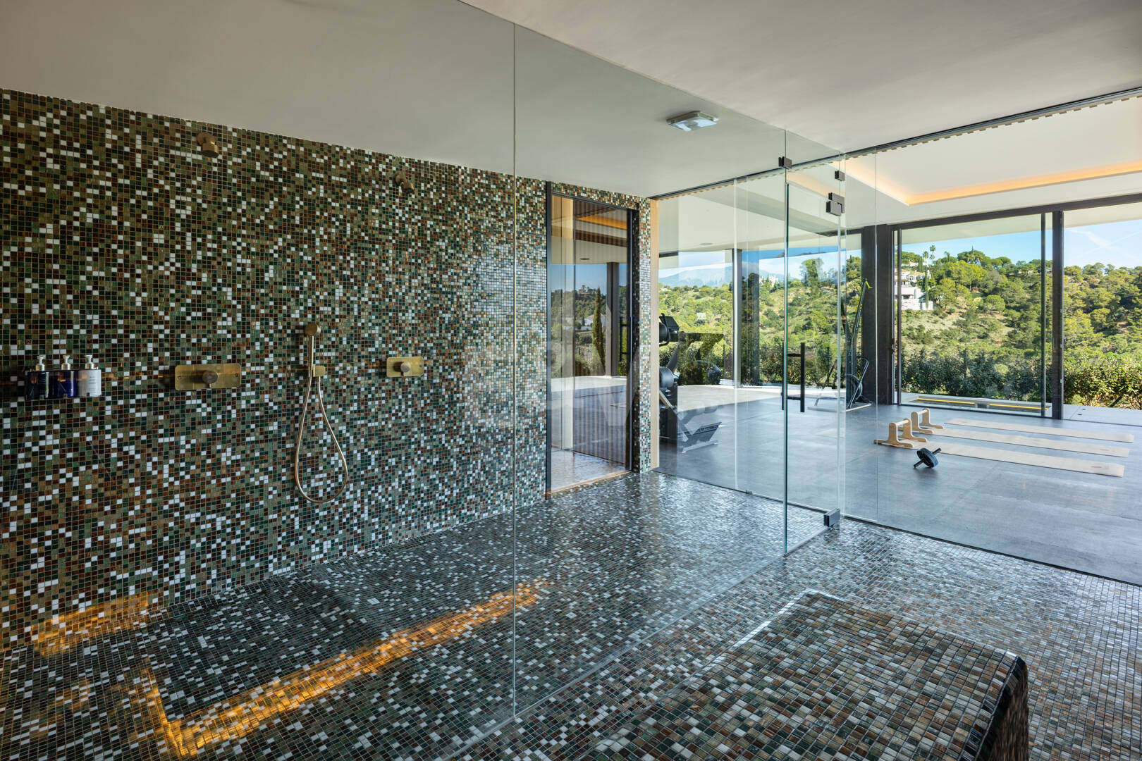 Elegancia estilo moderno con vistas panorámicas al mar