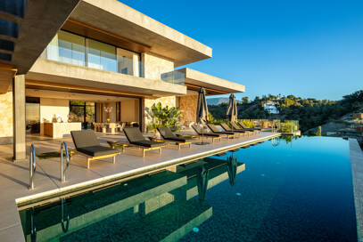 Elegancia estilo moderno con vistas panorámicas al mar