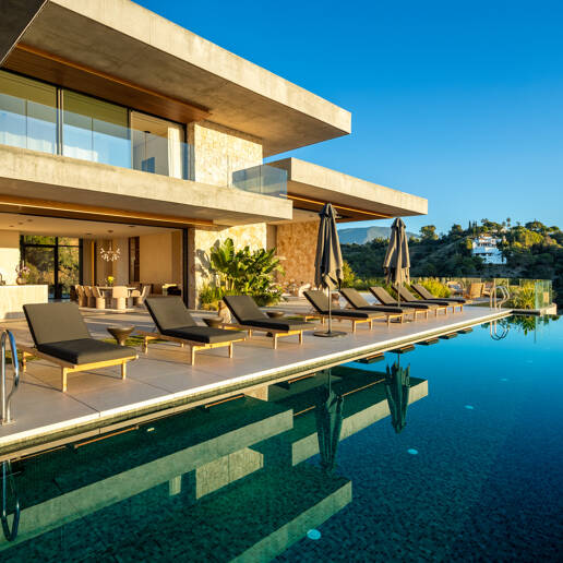 Elegancia estilo moderno con vistas panorámicas al mar